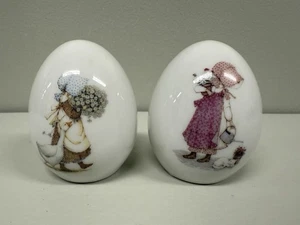 Par de huevos de porcelana Holly Hobbie - flores gato ganso - Imagen 1 de 6