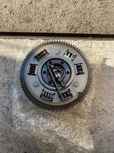 TRIUMPH STREET TRIPLE 675 2013 2016 ORIGINAL KUPPLUNGSGLOCKE T1174000 - Bild 1 von 4