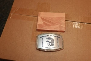 Vintage University of Dubuque spartanische Gürtelschnalle Iowa IA - Bild 1 von 8