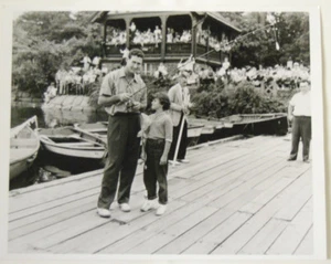 FOTO PUBLICITARIA MODERNA REIMPRESIÓN TED WILLIAMS 11X13 EN MUELLE CON CAÑA DE PESCAR EN MUY BUENA CONDICIÓN/EXCELENTE - Imagen 1 de 1