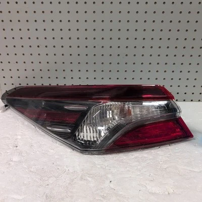 Luz trasera halógena para conductor izquierdo Toyota Camry 2018-2023 Tyc Aftermarket (9083) Foto 1 de 4