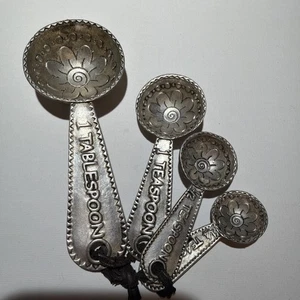 Set cucchiaio misuratore arte popolare 4 fiori metallo 1 cucchiaio 1 cucchiaio 1 cucchiaino 1/2 cucchiaino 1/4 cucchiaino decorazione - Foto 1 di 6