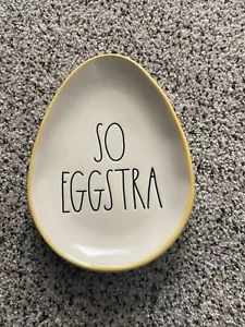 Plato en forma de huevo Rae Dunn amarillo y blanco So Eggstra *Nuevo* - Imagen 1 de 1