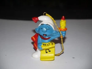 PEYO FIGURINE SCHTROUMPF AVEC CROCHET CHANTEUR AVEC BOUGIE 1981 - Imagen 1 de 3