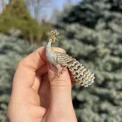 Hermoso Broche Pin Pavo Real 3 Ct Redondo Simulado Esmeralda Chapado en Oro Amarillo 14k Foto 1 de 4