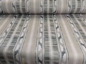 Tapicería ciega de tela a rayas Berlin IKat terciopelo suave gris plateado - Imagen 1 de 7