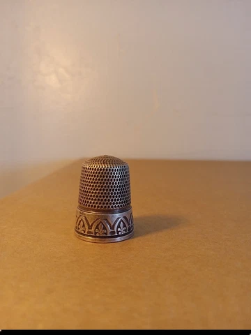 Antique Vintage Smiths Sterling Silver Thimble Fleur De Lis Size 11 Cover