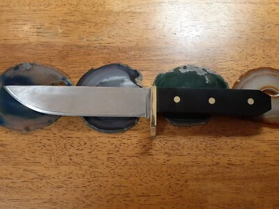 Cuchillo forjado a mano, con mango de micarta de papel negro y protector de latón. Forjado por mí. Foto 1 de 4