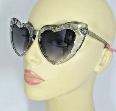 Betsey Johnson  Ice Queen Oversized Heart-shaped Clear Plastic Sunglasses  - Изображение 1 из 4