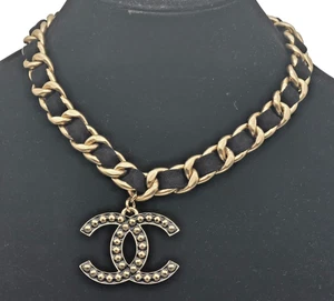 Gargantilla colgante Chanel tono dorado cadena y cuero CC - Imagen 1 de 10