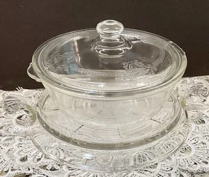 Vintage Fire King Runde Glas Untersetzer Kochplatte mit Griffen & Glasbackkasserolle mit Deckel - Bild 1 von 8