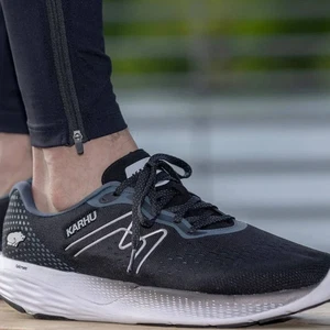 ZAPATOS DEPORTIVOS KARHU Ikoni 2.0 11 negros con cordones gimnasio para correr eu46.5 £125 - Imagen 1 de 17