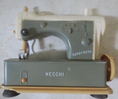 Máquina de Coser NECCHI Supernova Manivela de Plástico Juguete Tamaño Infantil Hecho en EE. UU. Foto 1 de 4