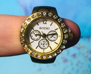 Orologio ad anello - anello tono oro con strass intorno al quadrante - movimento quarzo NUOVO - Foto 1 di 2