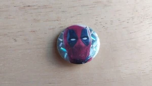 Deadpool Face Pin Iridescence Hintergrund Marvel - Bild 1 von 3