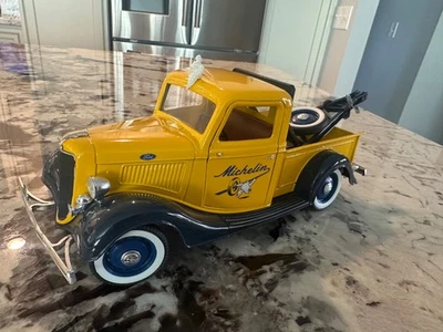 Solido Michelin Tow Truck Made in France 1:18 - Image 1 of 4