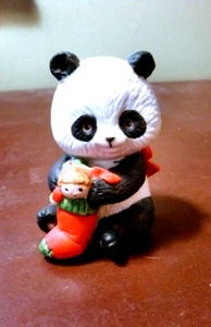 Figura de Navidad Enesco Pandy Enchantments 1980 de colección - Panda con medias - Imagen 1 de 3