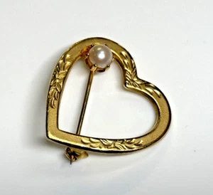 Vintage Brooch Dainty Heart Faux Pearl Gold Tone Metal - Picture 1 of 6