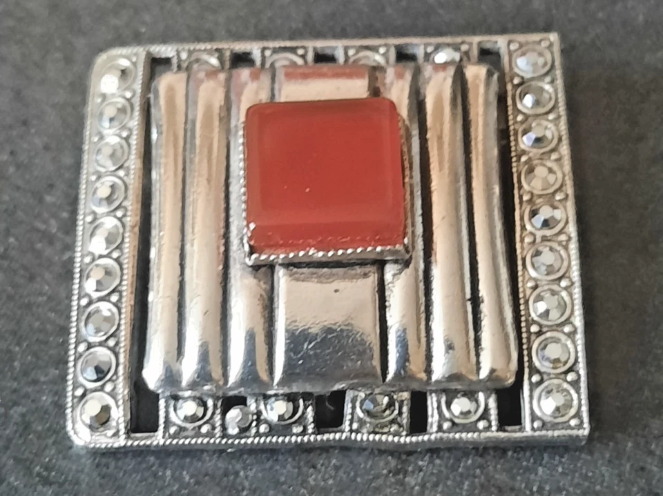 BROCHE EN METAL, PIERRE CORNALINE ET STRASS ANCIENNE - Photo 1/4