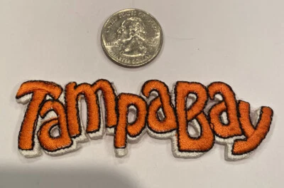 “TAMPA BAY” HIERRO SOBRE PARCHE BORDADO NARANJA/BLANCO Contorno 3.5”x 1” ¡HERMOSO!! Foto 1 de 3