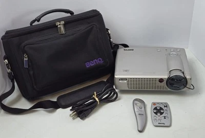 BenQ SL705X XVGA DLP Projector PC/Video/S-Video Input Remote Case Low Lamp Hours - Image 1 of 4