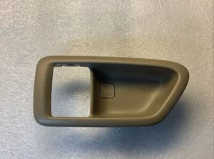 Bisel de moldura de manija de puerta interior sin marca ROBLE LH (1997-2001 Toyota Camry) usado - Imagen 1 de 2