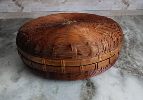 ANTIQUE ROUND WICKER LIDDED SEWING BASKET 8" Cover