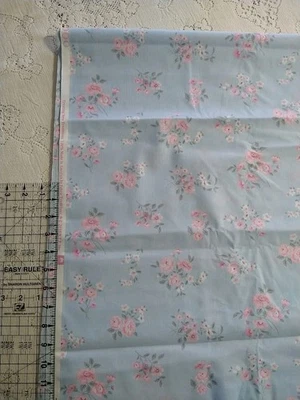 Tela de algodón Shabby Chic azul claro con rosas rosadas BTHY 18x44 tela tradiciones Foto 1 de 4