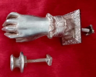 Lourd Heurtoir de porte ancien Main Femme Bague en Fonte d'Acier avec son  Clou - Photo 1/4