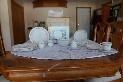 Полупрозрачный тонкий фарфоровый набор столовой посуды Norleans с узором Summerfield 20 предметов - Изображение 1 из 4