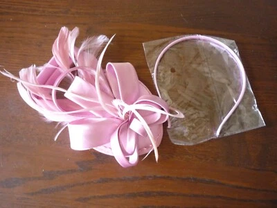 SOMBRERO PRINCESA INGLATERRA - CINTA ROSA Y PLUMAS - NUEVO EN PAQUETE Foto 1 de 2