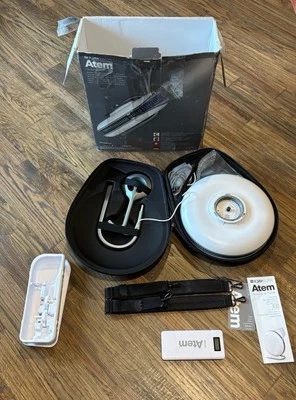 Purificador de aire personal de escritorio IQAir Atem Bluetooth portátil + estuche de viaje y banco de energía Foto 1 de 4