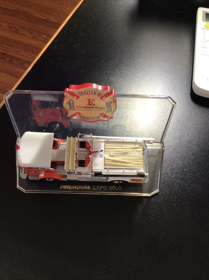 Code 3 2000 Firehouse Expo Crown Pumper E-3 (12228) On Plastic Base - Image 1 of 4