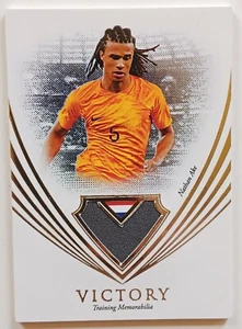 2023 Futera Unique Victory Training Memorabilia Nathan Ake /32 Manchester City - Bild 1 von 2