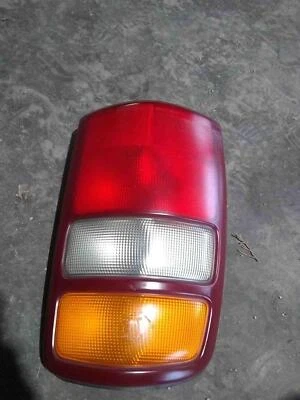 Luz trasera izquierda YUKON XL 1500 2500 2000-2003 LUZ TRASERA CONDUCTOR SUBURBANO TAHOE OEM Foto 1 de 3