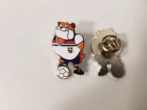 Inglaterra Euros 2024 Leonas Copa Mundial Bulldog Bobby Solapa Pin Insignia - Imagen 1 de 1