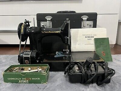 1955 SINGER FEATHERWEIGHT 221 SEWING MACHINE + Case & Footswitch!! • 800€