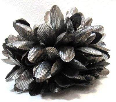 Винтажная заколка для волос из серебристой металлической ткани с цветком 1990-е — аксессуар для волос с челюстным когтем - Изображение 1 из 4