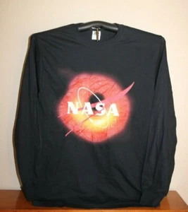 NASA graphic Long Sleeve Black Hole T-Shirt, Medium in Black - Bild 1 von 5