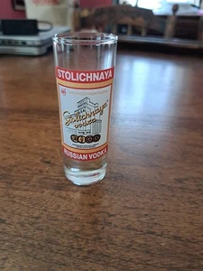 STOLICHNAYA Vodka Ruso - Vidrio de chupito transparente de 4 pulgadas de alto vaso de recuerdo - Imagen 1 de 1
