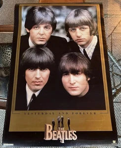 "Póster vintage de The Beatles Yesterday and Forever gráficos occidentales 35"" X 23"" 1995" - Imagen 1 de 4