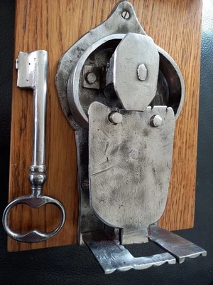 Rare serrure ancienne de coffre en fer forgé avec plaque d entrée c clef et  - Photo 1/4