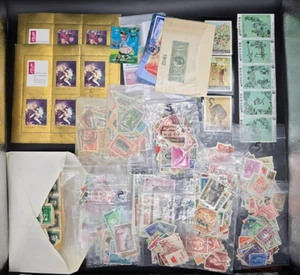 3.5 OZ Of Mixed Foreign Stamps Off Paper & .8 OZ On World Mix Paper! Lenticular - Zdjęcie 1 z 6