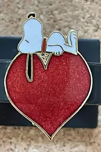 Spilla da bavero smaltata Aviva Snoopy posata sul cuore - Foto 1 di 4