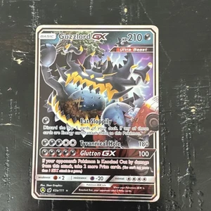 Juego de cartas coleccionables Pokémon Guzzlord GX holográfico 63a/111 Promo - Imagen 1 de 2
