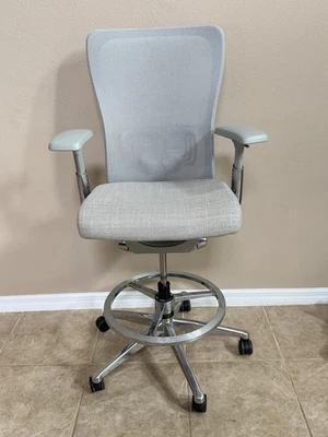 Haworth Zody Taburete de Conferencia Silla Asiento Gris y Malla Gris Altamente Ajustable Foto 1 de 4