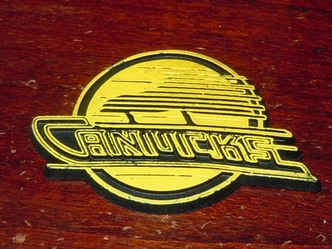 VANCOUVER CANUCKS Vintage YELLOW NHL RUBBER Hockey FRIDGE MAGNET Standings Board Cover