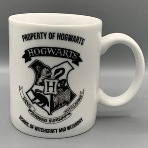 Taza Harry Potter “Propiedad de Hogwarts” cerámica blanca y negra en muy buena condición - Imagen 1 de 6