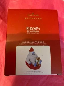 Hallmark Andenken Ornament 2021 Schlittenfreunde Rudolph das rotnasige Rentier - Bild 1 von 1