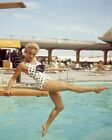 Jane Powell Leggy boso Pin Up pozujący w stroju kąpielowym na desce do nurkowania 8x10 zdjęcie